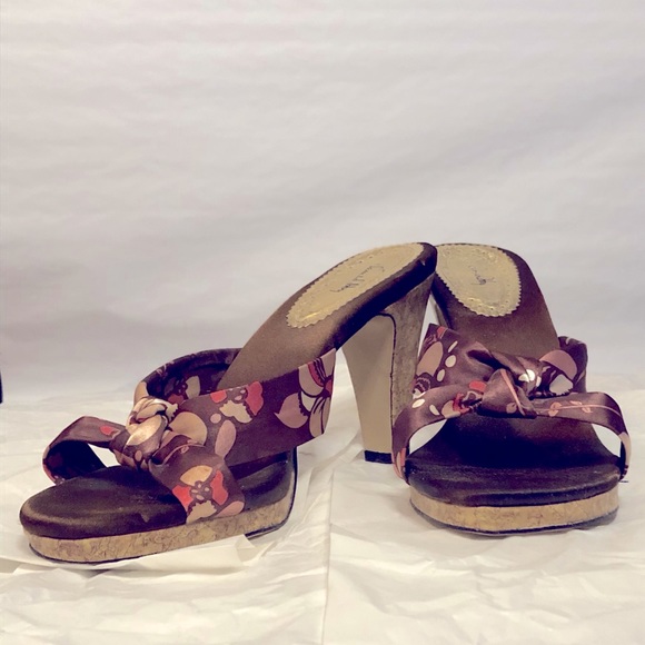 ✨🤎BEAUTIFUL brown & pink satin strap high heels✨ - Picture 2 of 4